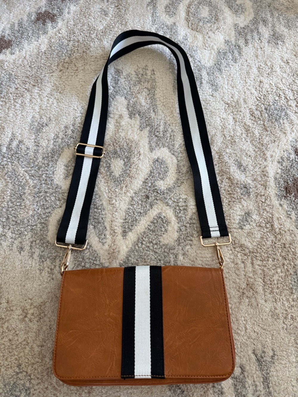 Social Threads • LIKE NEW • Fold-Over Clutch/Crossbody bag with strap.
